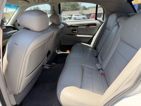 Used 2002 Lincoln Town Car Signature RWD image 12