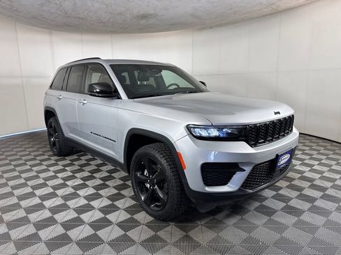 Certified 2023 Jeep Grand Cherokee Altitude AWD/4WD image 3