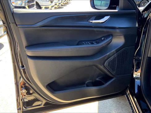 Used 2024 Jeep Grand Cherokee L Altitude image 10