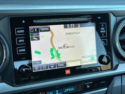 Used 2016 Toyota Tacoma Limited w/ Towing Package image 16