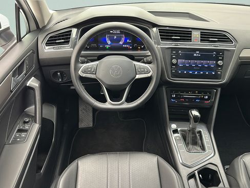 Used 2023 Volkswagen Tiguan SE FWD image 12