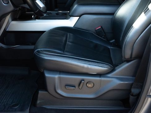 Used 2022 Ford F250 Lariat w/ Black Appearance Package image 12