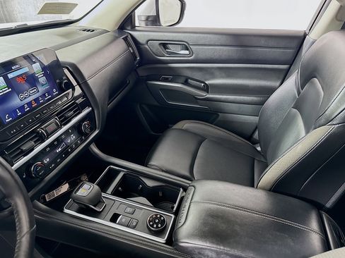 Used 2023 Nissan Pathfinder SL w/ Black Appearance Package AWD/4WD image 22