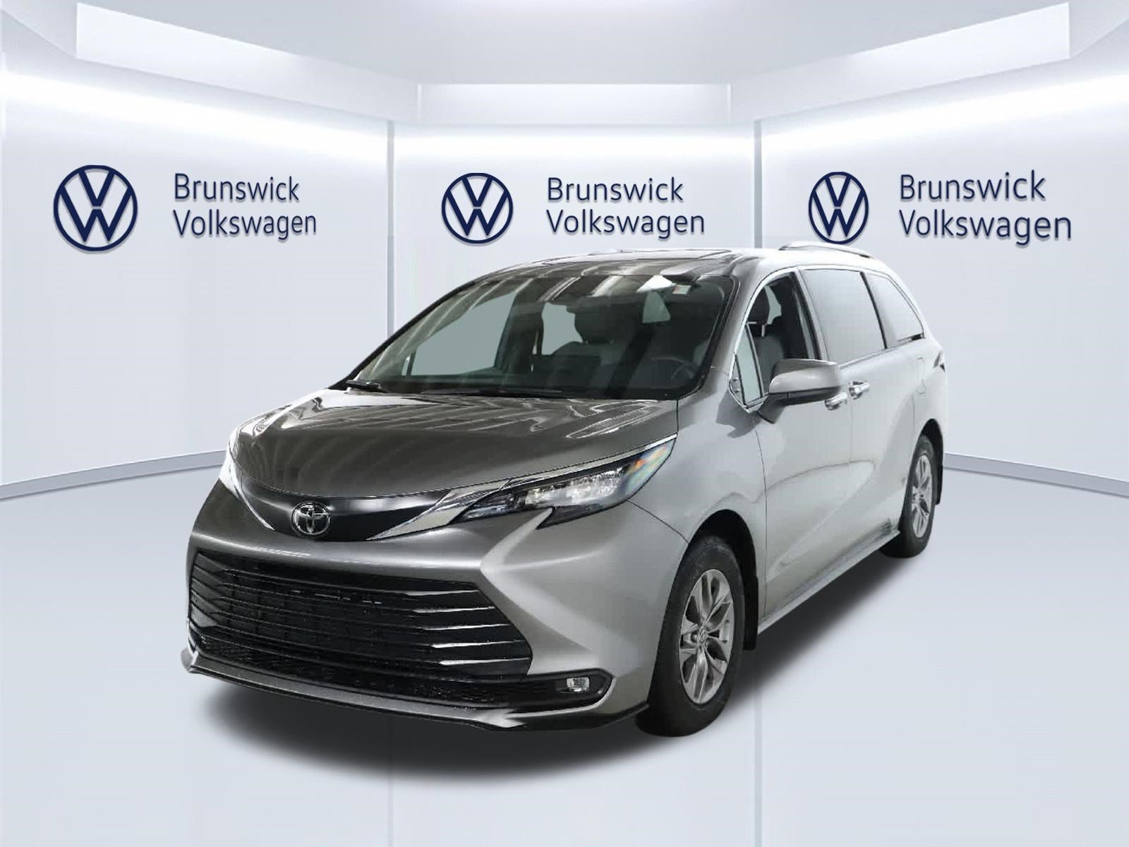 Used 2026 Toyota Sienna XLE AWD/4WD image 1