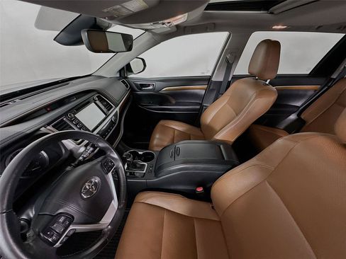 Used 2017 Toyota Highlander Limited AWD/4WD image 5