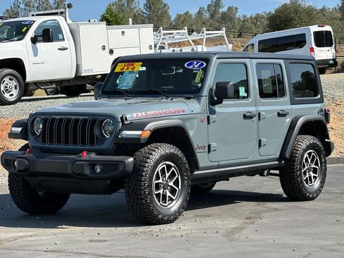 Used 2024 Jeep Wrangler Unlimited Rubicon AWD/4WD image 8