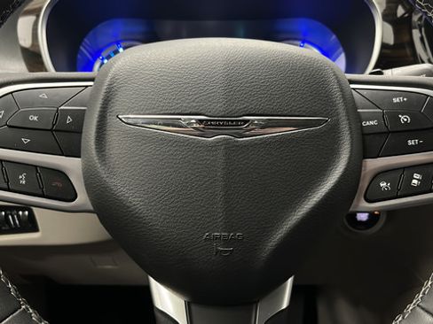 Used 2023 Chrysler Pacifica Limited w/ Uconnect Theater Family Group FWD image 16