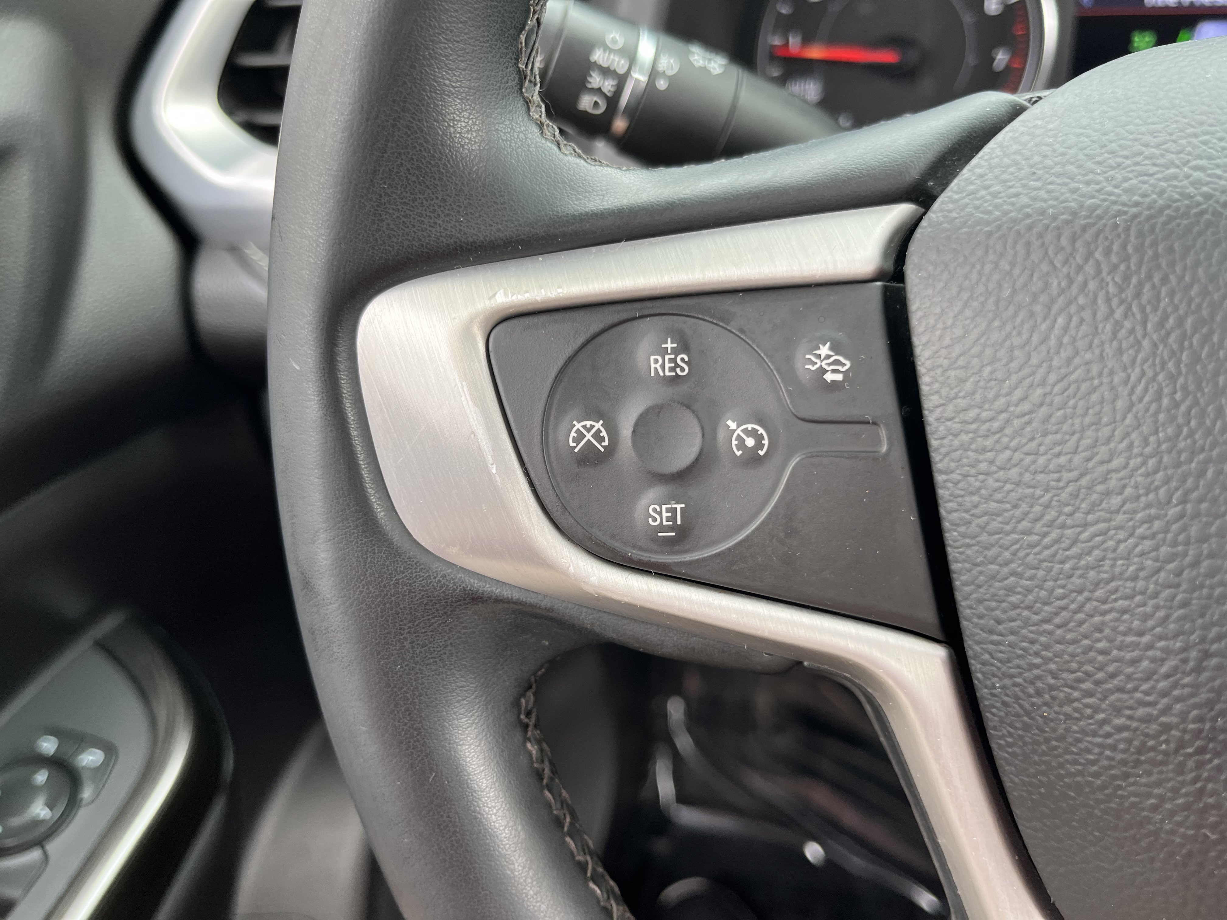 Used 2023 GMC Acadia SLT FWD image 24