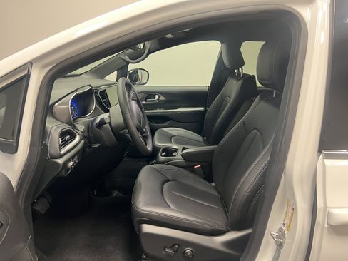 New 2026 Chrysler Pacifica Select image 14