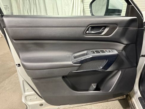 Used 2024 Nissan Pathfinder SV FWD image 26