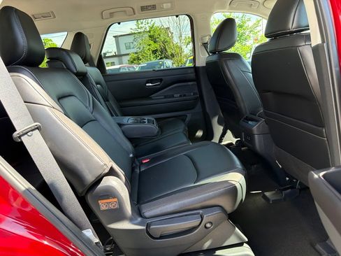 Used 2023 Nissan Pathfinder SL AWD/4WD image 26