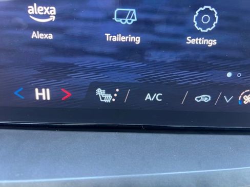 Used 2025 Chevrolet Traverse LT image 22