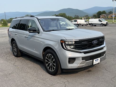 Used 2025 Ford Expedition Platinum AWD/4WD image 4