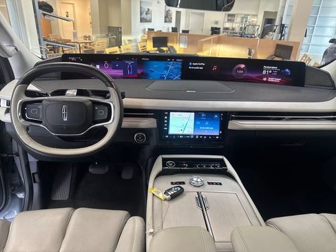 Used 2025 Lincoln Navigator Reserve AWD/4WD image 13