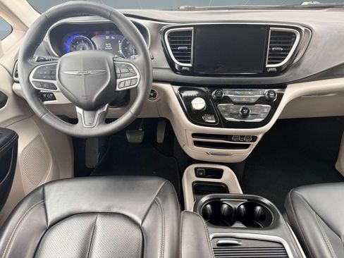 Used 2023 Chrysler Pacifica Touring-L image 4