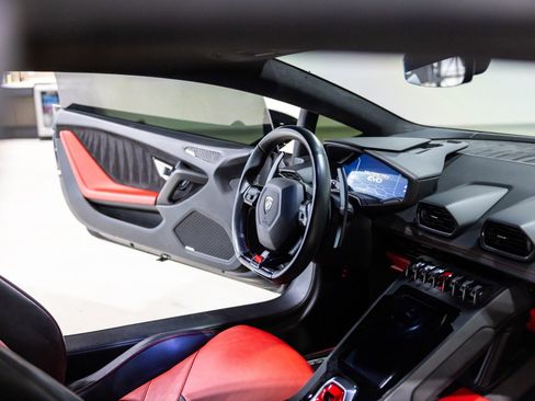 Used 2021 Lamborghini Huracan EVO RWD image 32