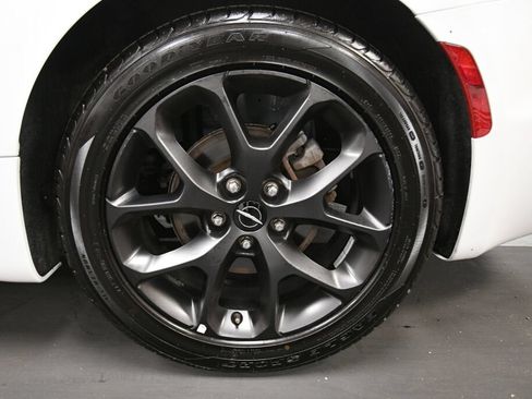 Used 2025 Chrysler Pacifica Limited FWD image 35