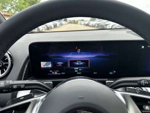 Used 2024 Mercedes-Benz EQB 300 4MATIC image 24