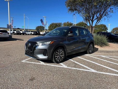 Used 2024 Nissan Kicks SV image 2