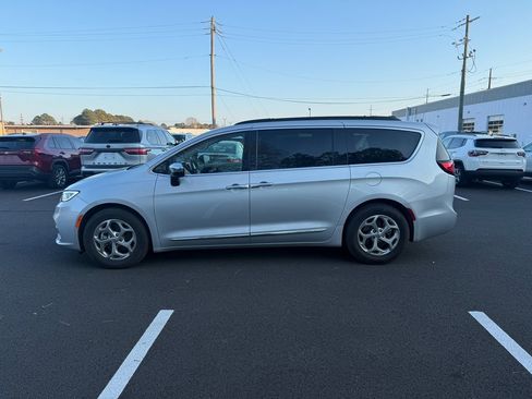 Used 2023 Chrysler Pacifica Limited w/ Uconnect Theater Family Group image 8