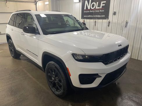 New 2025 Jeep Grand Cherokee Altitude image 2