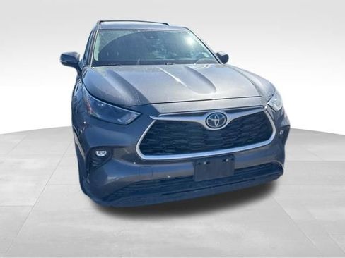 Used 2023 Toyota Highlander LE AWD/4WD image 7