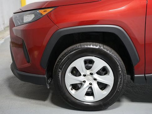 Used 2020 Toyota RAV4 LE image 5