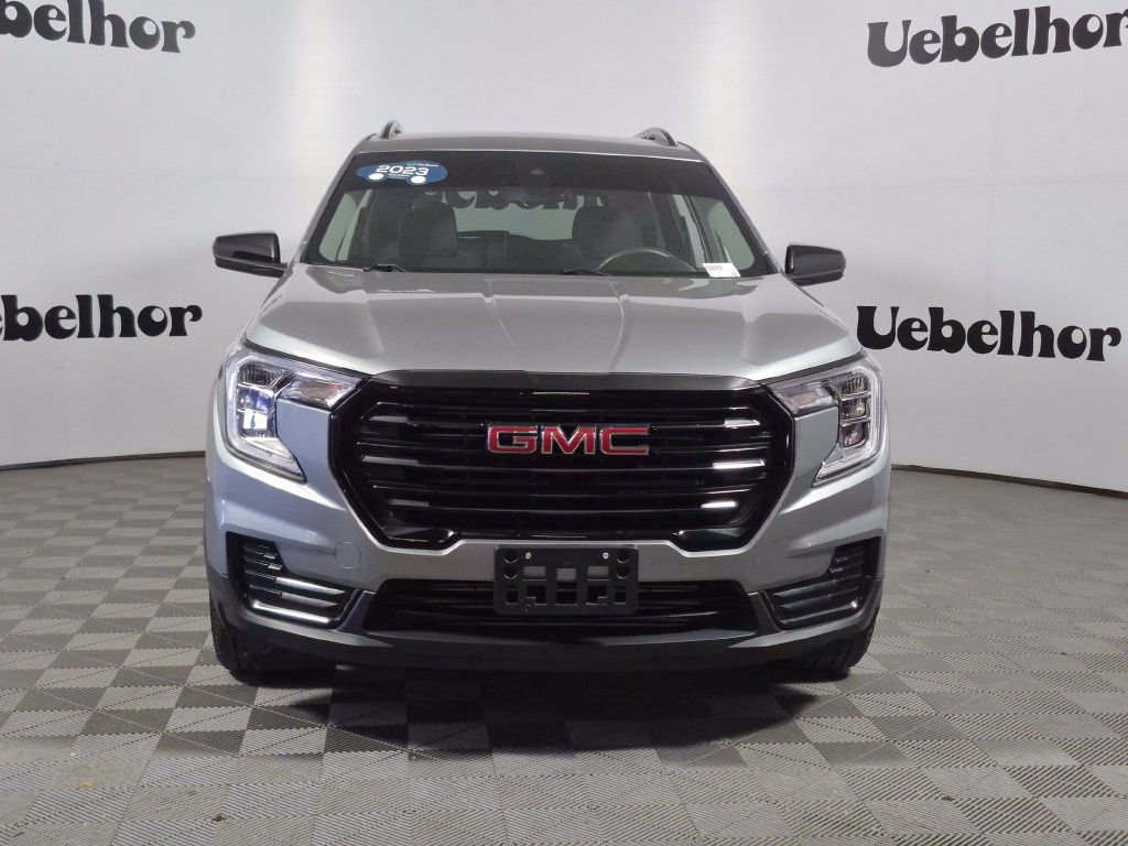 Used 2023 GMC Terrain SLE w/ Elevation Edition FWD image 3