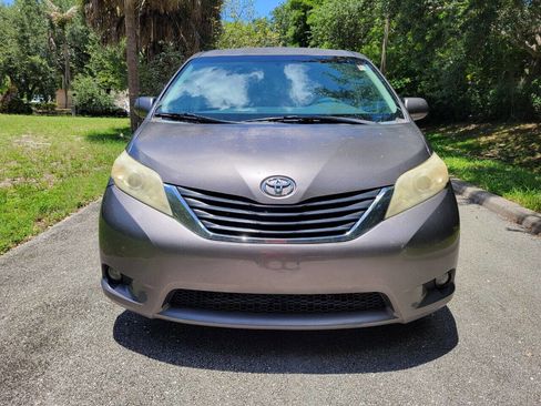 Used 2012 Toyota Sienna LE image 2