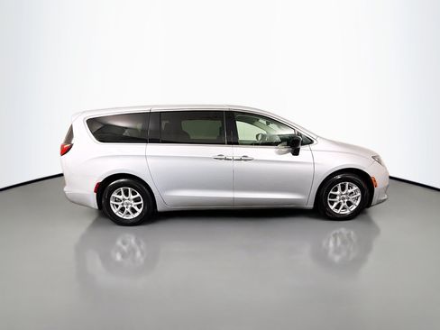 Used 2023 Chrysler Voyager LX FWD image 11