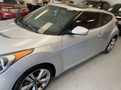 Used 2013 Hyundai Veloster w/ Style Pkg image 3