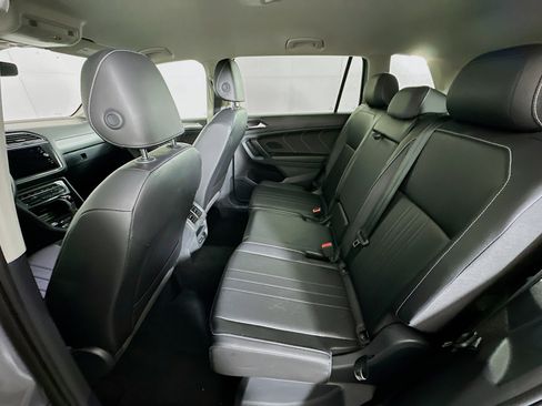 Used 2024 Volkswagen Tiguan SE image 25