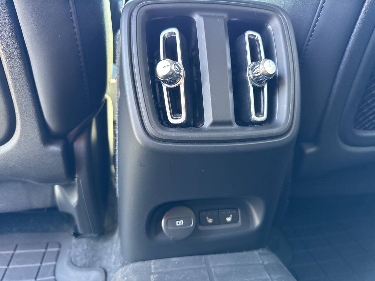 Used 2023 Volvo XC40 Recharge Ultimate w/ Protection Package Premier AWD/4WD image 34