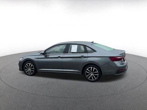 Used 2025 Volkswagen Jetta SE image 10