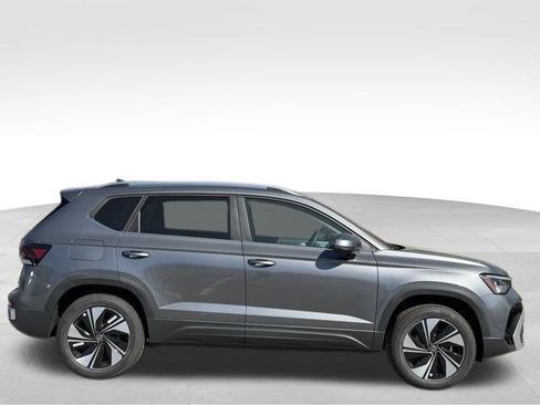 New 2026 Volkswagen Taos SE image 1