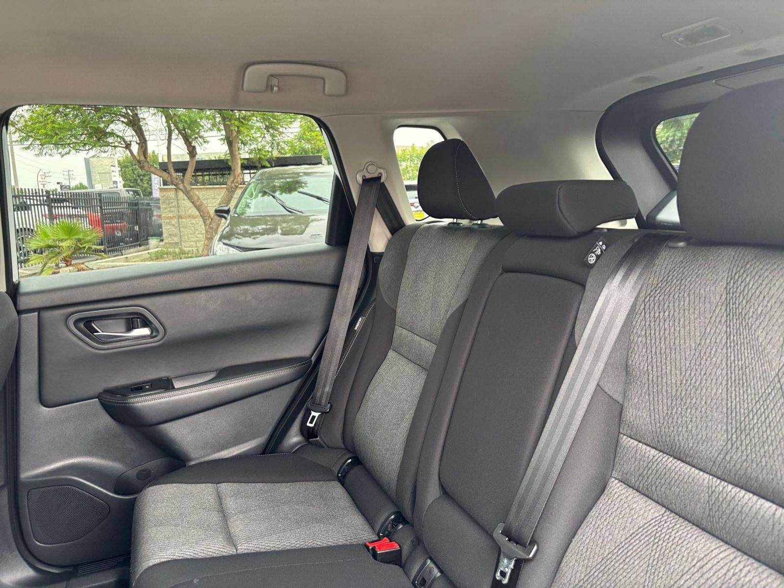 Used 2025 Nissan Rogue SV FWD image 39