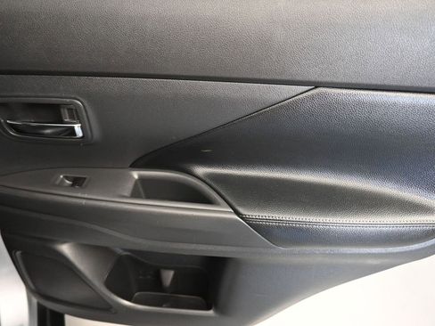 Used 2015 Mitsubishi Outlander SE image 41