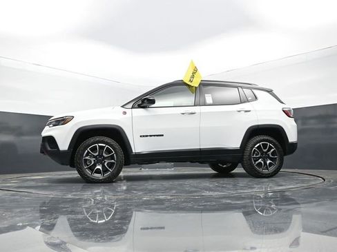 Used 2025 Jeep Compass Trailhawk AWD/4WD image 51