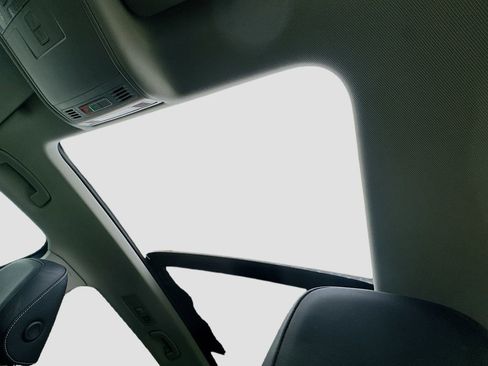 Used 2022 Volkswagen Tiguan SE w/ Panoramic Sunroof Package image 25