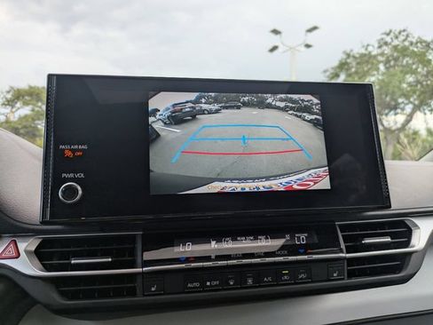 Used 2025 Toyota Sienna XLE FWD image 23
