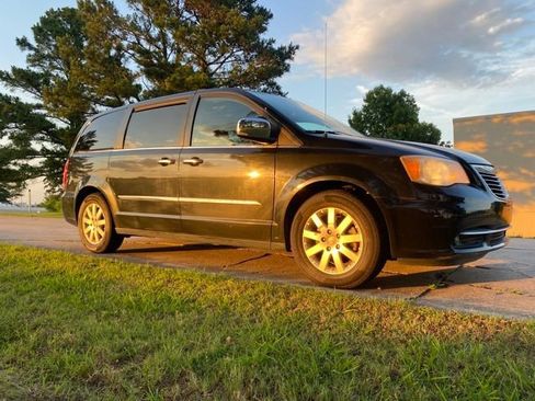 Used 2012 Chrysler Town & Country Touring-L w/ Entertainment Group #2 FWD image 8