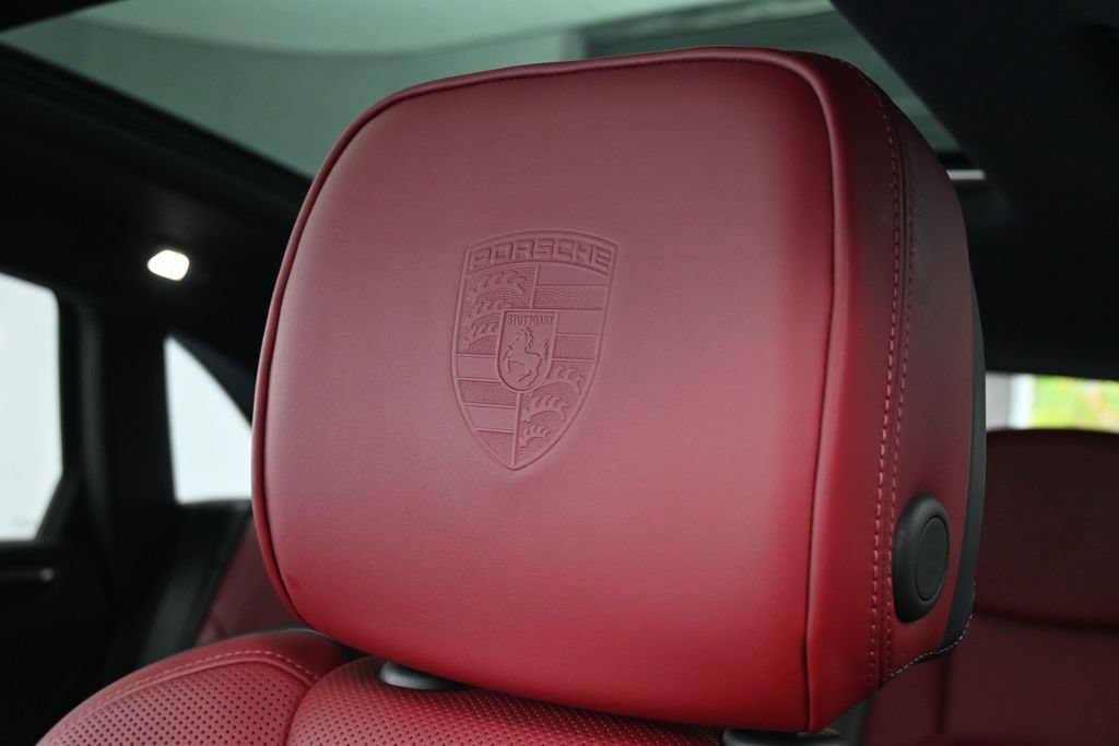 Certified 2025 Porsche Macan AWD/4WD image 17