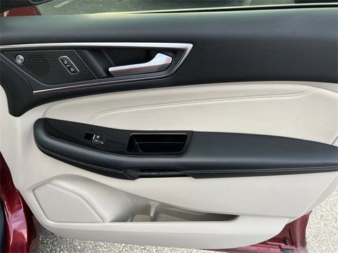Used 2019 Ford Edge Titanium image 15