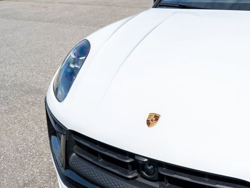 Used 2024 Porsche Macan AWD/4WD image 18