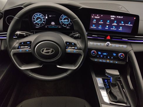 Used 2025 Hyundai Elantra SEL image 22
