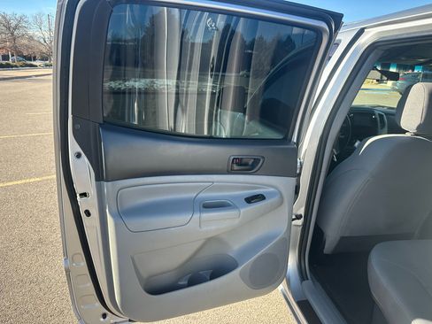 Used 2015 Toyota Tacoma 4x4 Double Cab w/ TRD Off-Road Package image 18