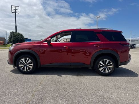 Used 2024 Nissan Pathfinder SL w/ Black Appearance Package AWD/4WD image 3
