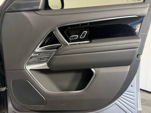 Certified 2025 Land Rover Range Rover SE image 18