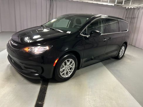 Used 2024 Chrysler Voyager LX image 3