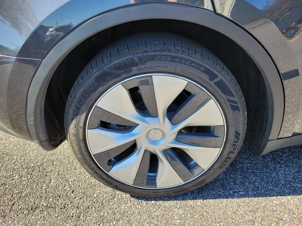 Used 2024 Tesla Model Y 2WD image 11